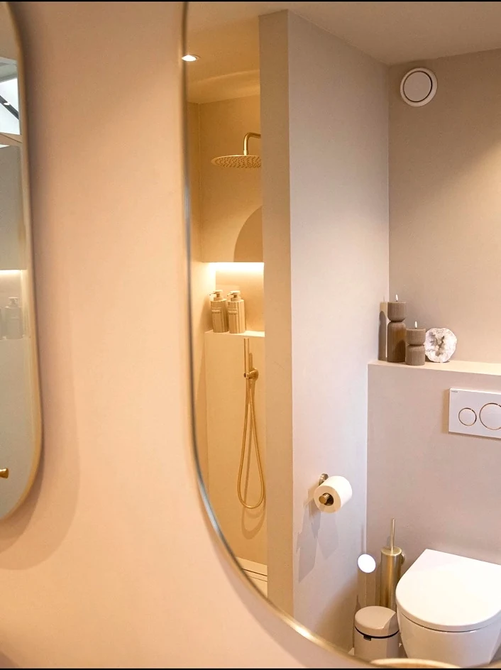 Naadloze betonlook afwerking in badkamer