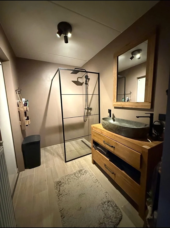 Badkamer met decoratieve wandafwerking